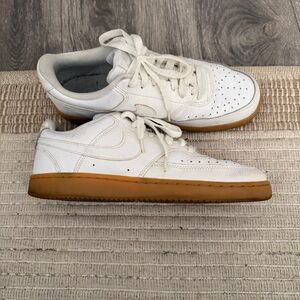 Nike Men's White Sneakers with Gum Sole